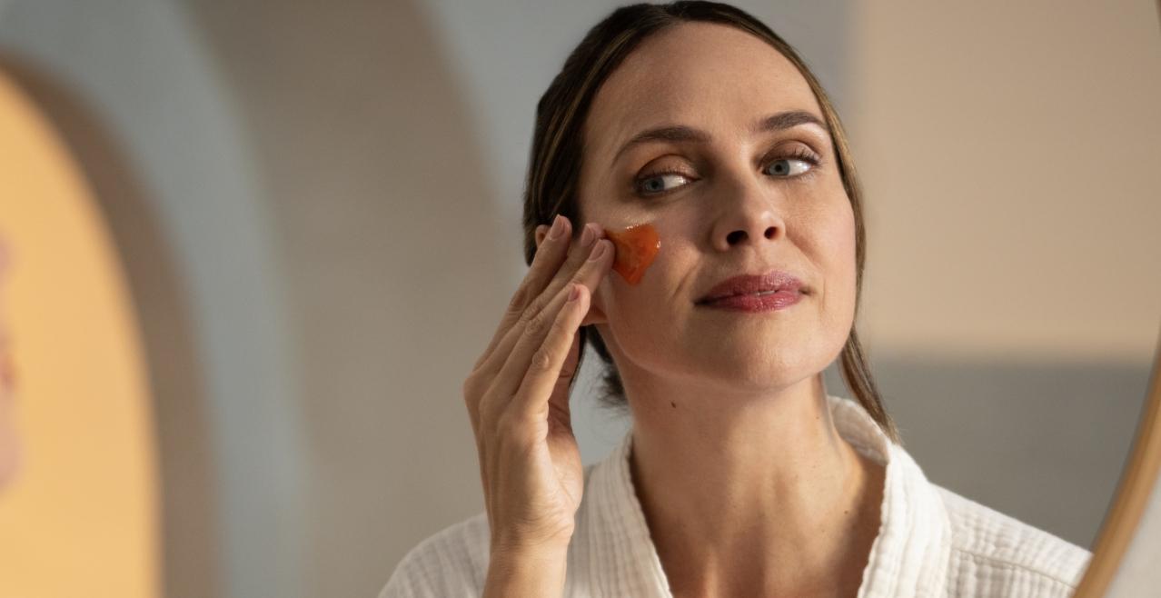 Create your ritual, a woman applying her skincare.