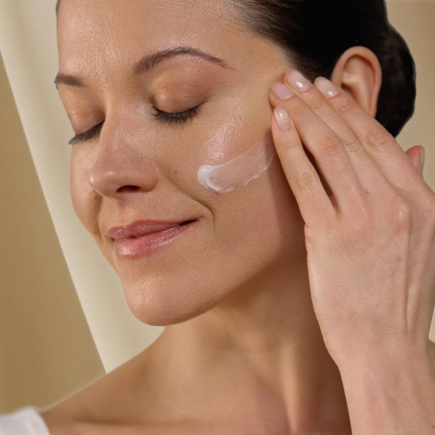 REPOSE Relaxing Night Cream from TEMPLESPA. Caring Starts With You.